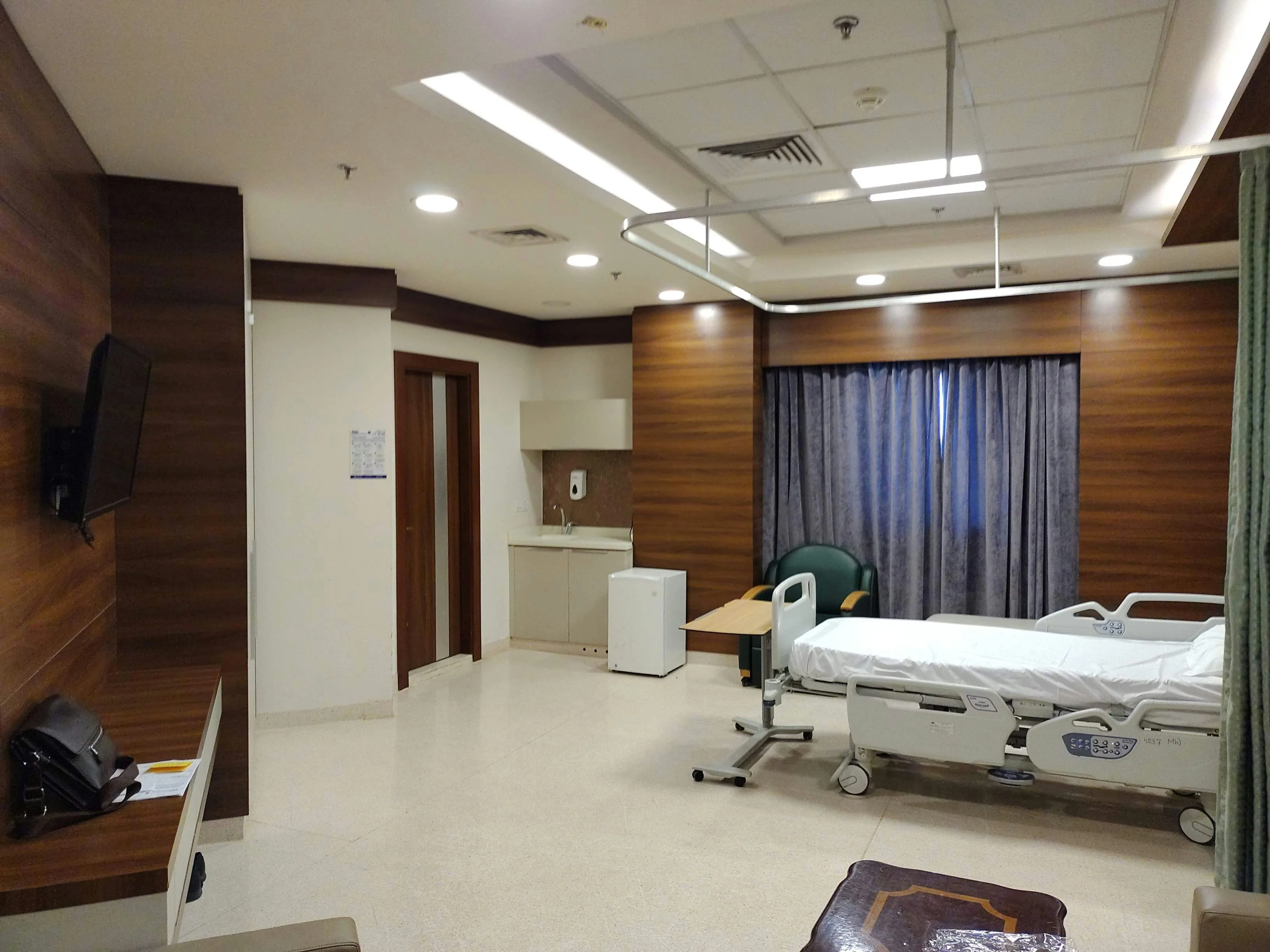 Modern independent hospital room with patient bed and clinical facilities