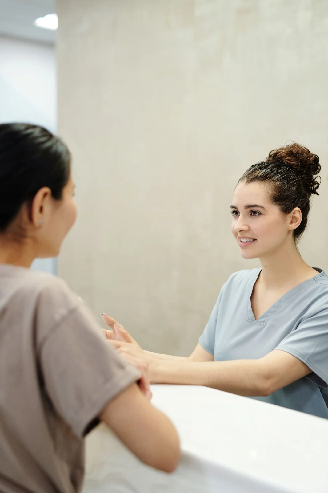 Private clinic professional speaking with a patient during a consultation